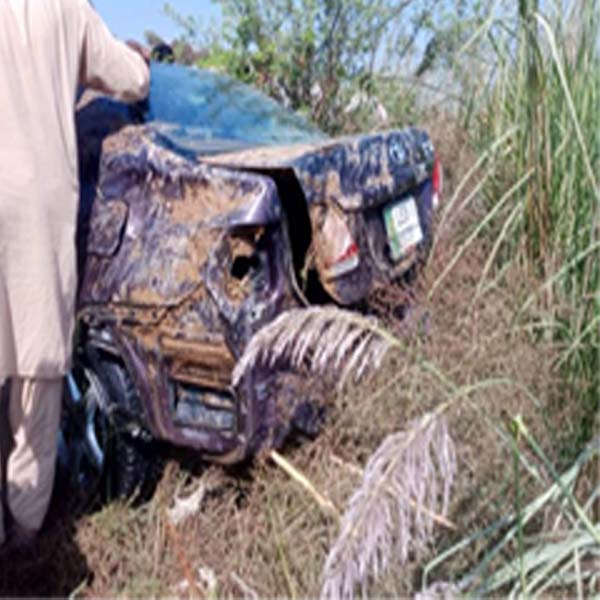 تیز رفتار کار نہر میں جا گری ، 2 افراد جاں بحق 